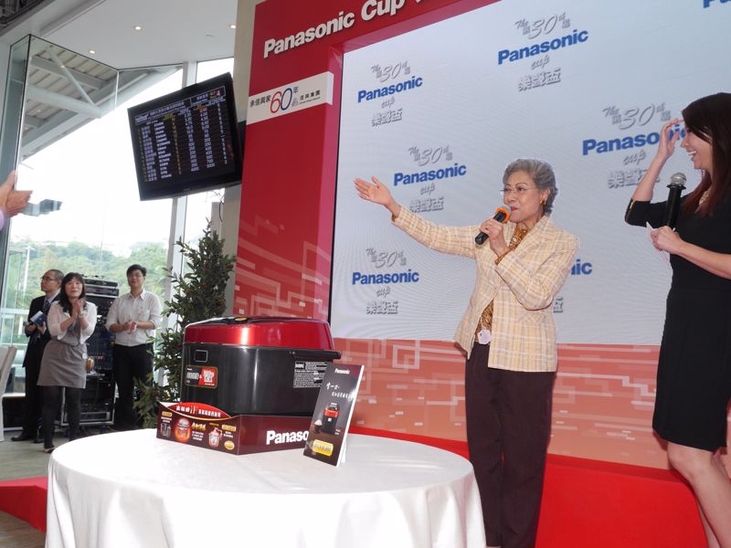 羅蘭女士向大家介紹Panasonic最新的蒸氣磁應電飯煲。